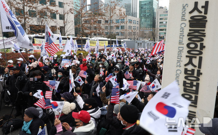 [서울=뉴시스] 추상철 기자 =법원이 내란 및 직권남용 혐의를 받는 윤석열 대통령의 구속기간 연장을 불허했다. 윤석열 대통령에 대한 체포적부심사가 예정된 16일 오후 서울 서초구 서울중앙지방법원 앞에서 윤 대통령 지지자들이 집회를 하고 있다. 2025.01.16. scchoo@newsis.com