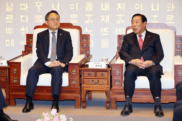 [서울=뉴시스] 이영환 기자 = 고기동(왼쪽) 행정안전부 장관 직무대행이 16일 오후 세종시청에서 시도지사협의회 부회장인 최민호 세종시장을 접견해 논의를 하고 있다. (사진=행정안전부 제공) 2025.01.16. photo@newsis.com *재판매 및 DB 금지