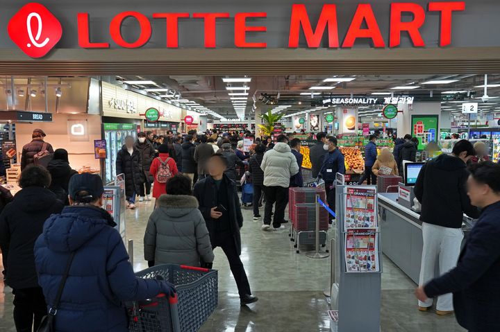 [서울=뉴시스] 롯데마트는 16일 지하철 5·8호선 천호역 인근 아파트 단지 지하 1층에 1374평(4538㎡) 규모의 천호점을 오픈했다고 밝혔다. 이날 서울 강동구 롯데마트 천호점을 찾은 고객들이 물품을 구매하고 있다. (사진=롯데마트 제공) 2025.01.16. photo@newsis.com *재판매 및 DB 금지