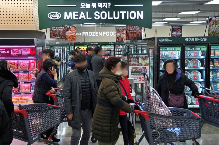 [서울=뉴시스]서울 강동구 롯데마트 천호점을 찾은 고객들이 물품을 구매하고 있다. (사진=롯데마트 제공) 2025.01.16. photo@newsis.com *재판매 및 DB 금지