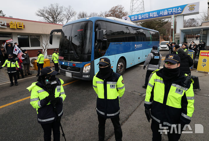 [의왕=뉴시스] 홍효식 기자 = 윤석열 대통령이 고위공직자범죄수사처(공수처)의 체포영장 집행에 반발해 청구한 체포적부심사에 불출석 의사를 밝힌 16일 오후 경기도 의왕시 서울구치소 앞에서 법무부 호송버스가 지나고 있다.윤 대통령 측 대리인은 이날 "대통령은 체포적부심 심문 기일에 출석하지 않는다"며 "변호인으로 배진한, 김계리, 석동현 변호사가 출석할 예정"이라고 했다. (공동취재) 2025.01.16. photo@newsis.com