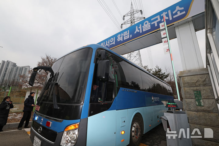 [의왕=뉴시스] 홍효식 기자 = 윤석열 대통령이 고위공직자범죄수사처(공수처)의 체포영장 집행에 반발해 청구한 체포적부심사에 불출석 의사를 밝힌 16일 오후 경기도 의왕시 서울구치소 앞에서 법무부 호송버스가 지나고 있다.윤 대통령 측 대리인은 이날 "대통령은 체포적부심 심문 기일에 출석하지 않는다"며 "변호인으로 배진한, 김계리, 석동현 변호사가 출석할 예정"이라고 했다. (공동취재) 2025.01.16. photo@newsis.com