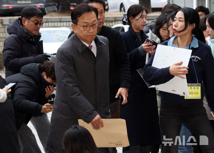 [서울=뉴시스] 추상철 기자 = 윤석열 대통령 측 석동현 변호사가 16일 오후 서울 서초구 서울중앙지법에서 열린 윤 대통령에 대한 체포적부심사에 출석하고 있다.   이날 윤 대통령은 체포적부심사에 출석하지 않았다. (공동취재) 2025.01.16. photo@newsis.com