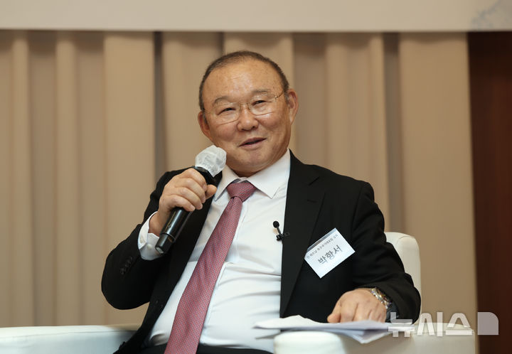 [서울=뉴시스] 김명년 기자 = 박항서 베트남 박린FC 고문(전 베트남 축구대표팀 감독)이 16일 오후 서울 중구 소공동 롯데호텔서울에서 열린 ‘제1기 뉴시스 여성 CEO 리더십 아카데미‘에서 1회차 강연을 하고 있다. 2025.01.16. kmn@newsis.com