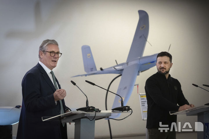 [키이우=AP/뉴시스] 키어 스타머(왼쪽) 영국 총리와 볼로디미르 젤렌스키 우크라이나 대통령이 16일(현지 시간) 우크라이나 수도 키이우의 미공개 장소에서 열린 우크라이나 군용 무인기(드론) 발표 행사에 참석해 기자회견하고 있다. 스타머 총리는 젤렌스키 대통령과 해상 안보·드론 기술, 경제·의료 지원 등의 내용을 담은 '100년 동반자' 조약에 서명했다. 2025.01.17.