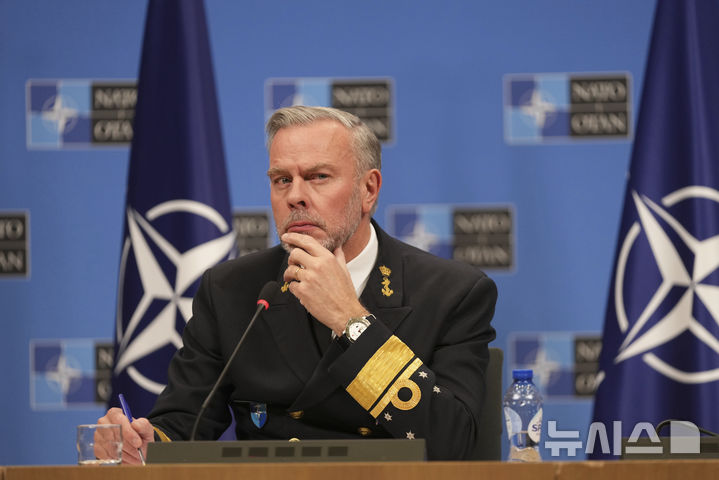 [브뤼셀=AP/뉴시스]롭 바우어 북대서양조약기구(NATO) 군사위원장이 지난 16일(현지시각) 브뤼셀의 나토 본부에서 기자회견을 하고 있다. 2024.1.18.