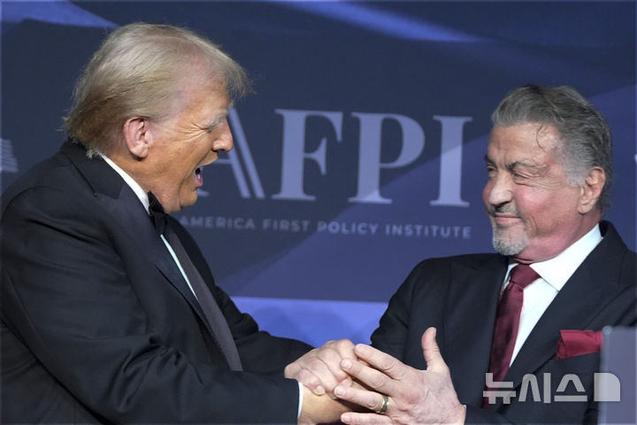 [팜비치=AP/뉴시스] 도널드 트럼프 미국 대통령 당선인이 16일(현지 시간) 실베스터 스탤론(78) 등 유명 원로 영화배우 3명을 '할리우드 특사'로 임명했다. 사진은 트럼프 당선인이 지난해 11월14일 플로리다 팜비치에서 열린 행사에서 스탤론과 반갑게 인사하는 모습. 2025.01.17.