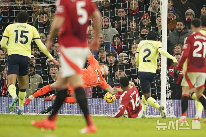[맨체스터=AP/뉴시스] 잉글랜드 프로축구 프리미어리그(EPL) 맨체스터 유나이티드의 아마드 디알로(가운데)의 득점 장면. 2025. 1. 16.