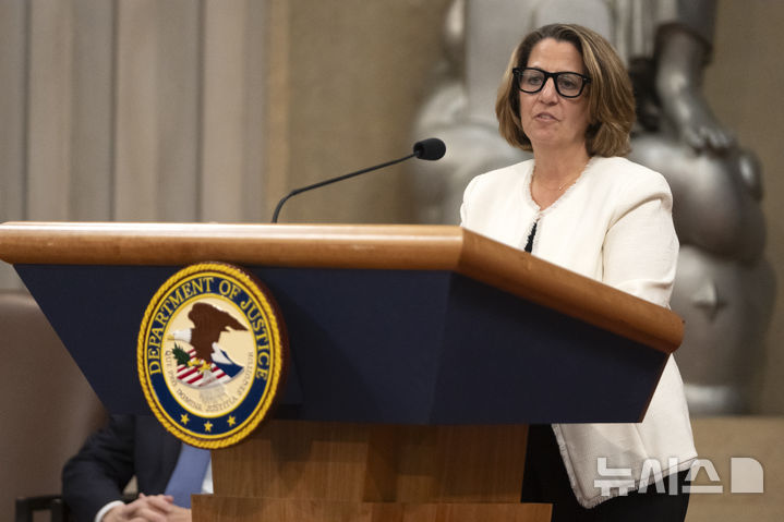 [워싱턴=AP/뉴시스]도널드 트럼프 미 대통령이 26일(현지시각) 마이크로소프트에 해임을 요구한 리사 모나코 전 법무 부장관. 2025.9.27.