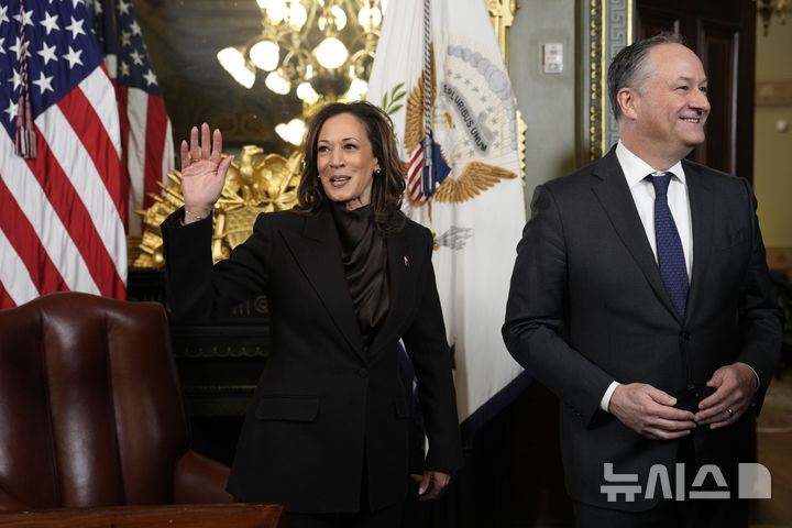 [워싱턴=AP/뉴시스] 오는 20일 퇴임을 앞둔 카멀라 해리스 부통령이 16일(현지 시간) 백악관 내 아이젠하워 행정청사 부통령 의전 사무실에서 백악관 전통에 따라 서랍에 서명한 뒤 인사를 하고 있다. 해리스 부통령은 직원들에게 고마움을 전하며 1940년대부터 이어져 온 '서랍 서명'을 했다. 2025.01.16.