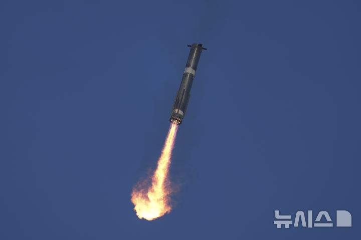 [보카치카=AP/뉴시스] 16일(현지 시간) 미 텍사스주 보카치카의 스타베이스에서 스페이스X의 메가 로켓 스타십이 발사된 후 1단 로켓 부스터 '슈퍼 헤비'가 발사대로 돌아오고 있다. 이날 7차 시험 발사에서 '슈퍼 헤비'는 귀환했으나 2단 로켓·우주선 '스타십'은 통신이 끊기면서 실종돼 시험 발사에 실패했다. 2025.01.17.