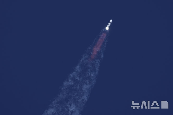 [보카치카=AP/뉴시스] 16일(현지 시간) 미 텍사스주 보카치카의 스타베이스에서 스페이스X의 메가 로켓 스타십이 7차 시험 발사되고 있다. 이날 스타십의 1단 로켓 부스터 '슈퍼 헤비'는 귀환했으나 2단 로켓·우주선 '스타십'은 통신이 끊기면서 실종돼 시험 발사에 실패했다. 2025.01.17.