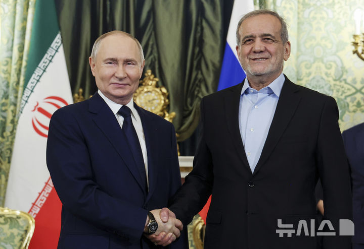 [모스크바=AP/뉴시스]블라디미르 푸틴 러시아 대통령(사진 왼쪽)이 17일(현지 시간) 마수드 페제시키안 이란 대통령과 모스크바 크렘린궁에서 만나 악수하고 있다. 2025.01.17.