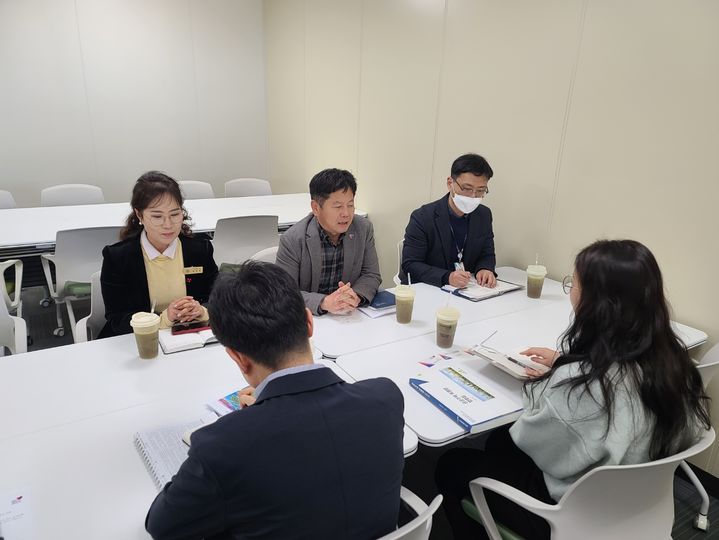 [거제=뉴시스] 신정철 기자= 거제시는 지난 16일, LH 주거복지본부를 찾아 하청면 소재 하청LH 공공임대주택 분양전환 기간 연장을 골자로 하는 건의문을 전달했다.사진은 LH를 방문한 거제시 건축과 관계자와 정명희 거제시의원이 간담회를 통해 임차인들의 퇴거에 따라 발생될 지역의 여러 문제점에 대해 역설하며, LH가 적극적으로 협조해 줄 것을 요청하고 있다.(사진=거제시 제공).2025.01.17. photo@newsis.com *재판매 및 DB 금지