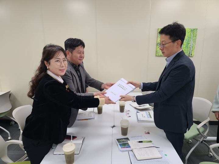 [거제=뉴시스] 신정철 기자= 거제시는 지난 16일, LH 주거복지본부를 찾아 하청면 소재 하청LH 공공임대주택 분양전환 기간 연장을 골자로 하는 건의문을 전달했다.사진은 정명희 거제시의원(사진, 왼쪽)이 건의문을 LH 주거복지본부에 전달하는 모습.(사진=거제시 제공).2025.01.17. photo@newsis.com *재판매 및 DB 금지