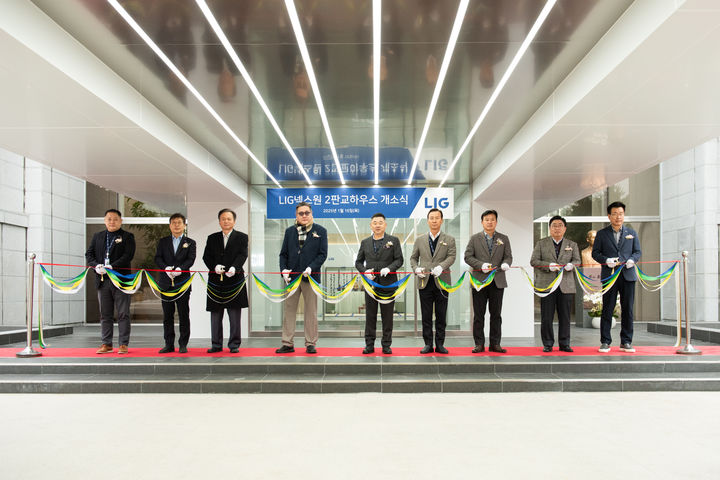 [서울=뉴시스] 지난 16일 LIG넥스원 2판교하우스 개소식에서 구본상 LIG 회장(좌측 5번째), 신익현 LIG넥스원 대표이사(좌측 6번째)를 비롯한 주요 참가자들이 테이프 커팅을 하고 있다. (사진=LIG넥스원 제공) 2025.1.17. photo@newsis.com *재판매 및 DB 금지