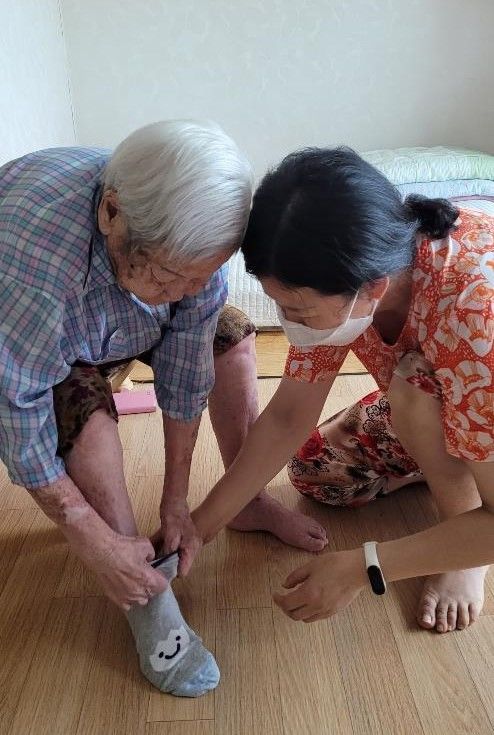 [진천=뉴시스] 충북 진천군 긴급돌봄서비스 모습. (사진=진천군 제공) photo@newsis.com *재판매 및 DB 금지