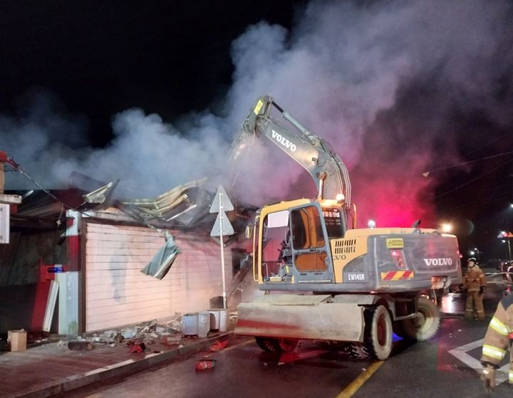  [봉화=뉴시스] 봉화군 상운면 가곡리 노래방에서 발생한 화재를 진화하고 있다. 2025.01.17. (사진=경북소방본부 제공) photo@newsis.com *재판매 및 DB 금지