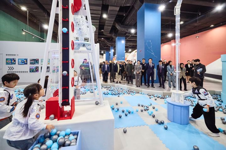 [부산=뉴시스] 국립부산과학관 새싹누리관에서 볼풀공으로 기지에 전력을 공급해보는 체험이 진행되고 있다. (사진=국립부산과학관 제공) 2025.01.17. photo@newsis.com *재판매 및 DB 금지