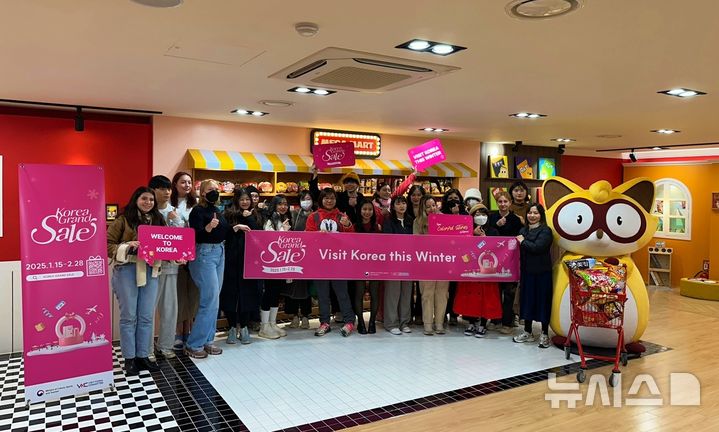 [서울=뉴시스] 농심은 지난 16일 '코리아그랜드세일’ 기간을 맞아 한국을 방문한 외국인 관광객을 대상으로 안양공장 견학을 실시했다. (사진= 농심 제공)