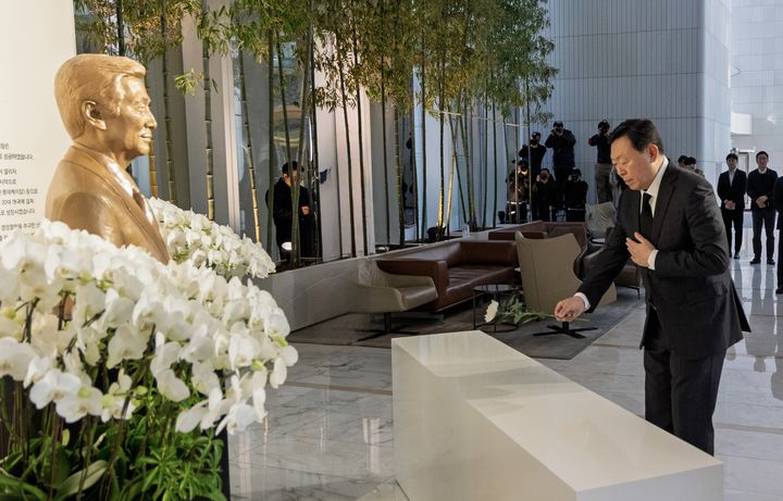 신동빈 롯데 회장이 신격호 창업주 5주기를 맞아 서울 송파구 롯데월드타워 1층에 마련된 신 창업주 흉상에 주요 경영진과 함께 헌화하며 추모식을 17일 진행했다. (사진=롯데지주 제공) *재판매 및 DB 금지