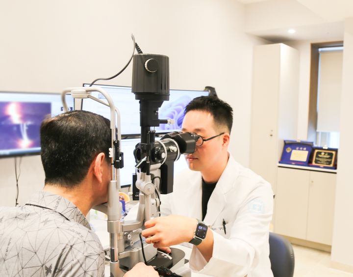 [서울=뉴시스] 17일 의료계에 따르면 안구 가장 안쪽에 있는 신경조직으로 제 위치에서 떨어지는 망막박리를 주의해야 한다. 사진은 세란병원 안과센터 강민재 과장이 진료하는 모습. (사진=세란병원 제공) 2025.01.17. photo@newsis.com *재판매 및 DB 금지