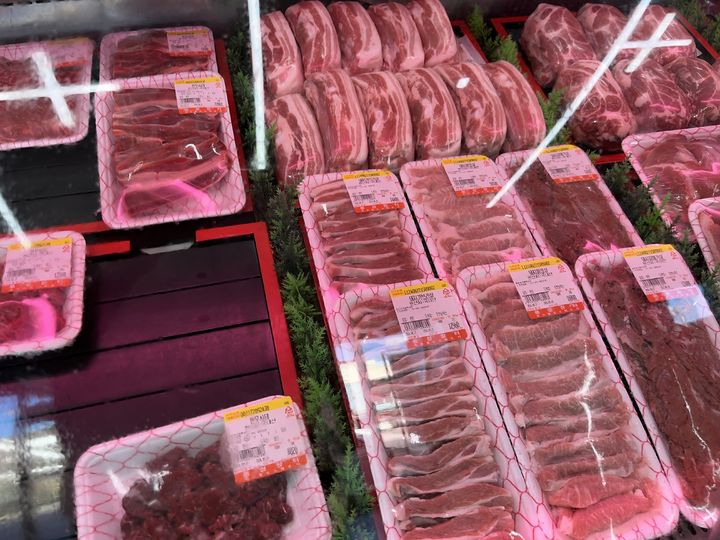 [철원=뉴시스] 사진은 지난달 17일 강원 철원군 소재 대형마트에 소고기가 포장된 채 놓여있는 모습. (사진=철원군 제공) 2025.01.17. photo@newsis.com *재판매 및 DB 금지