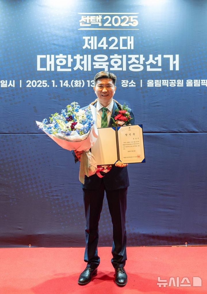 [부천=뉴시스] 정일형 기자 = 부천시 홍보대사인 유승민 대한체육회장 당선자가 당선 확정 후 환하게 웃고 있다. (사진은 부천시 제공)