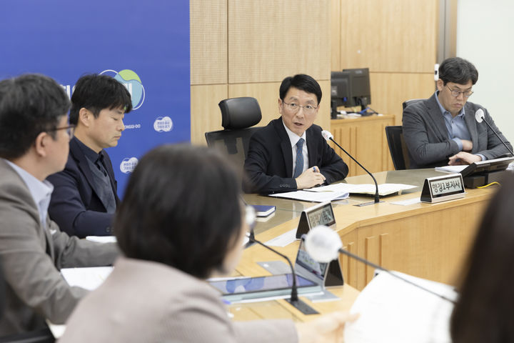 [수원=뉴시스] 17일 오전 경기도청 재난안전상황실에서 열린 2025년 상반기 재정 신속 집행 추진 현안 회의에서 김성중 행정1부지사가 회의를 주재하고 있다. (사진=경기도 제공) 2025.01.17. photo@newsis.com *재판매 및 DB 금지