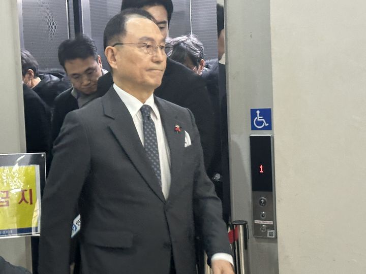 [대전=뉴시스] 박상돈 천안시장이 파기환송심 선고 후 엘리베이터에서 내려 걸어가고 있다.2025.01.17.kdh1917@newsis.com *재판매 및 DB 금지