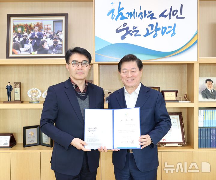 [광명=뉴시스]박승원 광명시장(사진 오른쪽)이 17일 시장실에서 강신정 신임 LH 지역협력관을 위촉하고 기념촬영을 하고 있다.(사진=광명시 제공)2025.01.17.photo@newsis.com