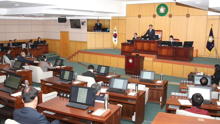 [정읍=뉴시스] 17일 열린 정읍시의회 제301회 임시회 제2차 본회의, 박일 의장이 회의를 진행 하고 있다. *재판매 및 DB 금지