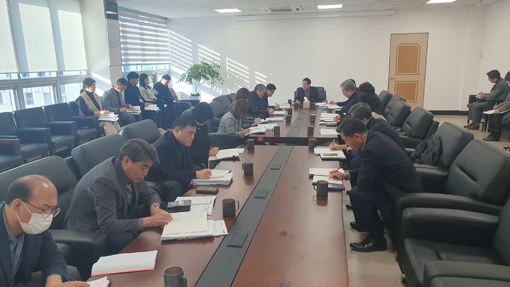 [양산=뉴시스] 나동연 시장 주재로 시민들의 안전하고 편안한 명절을 위한 종합대책 추진을 위한 정기 티타임을 개최하고 있다. (사진=양산시 제공) 2025.01.17. photo@newsis.com *재판매 및 DB 금지