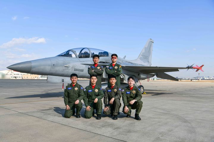 [광주=뉴시스] 17일 열린 공군 제1전투비행단 전투기 입문과정(LIFT) 수료식에서 수료 조종사와 교관들이 기념촬영을 하고 있다. (사진 = 공군 1전투비행단 제공) 2025.01.17. photo@newsis.com *재판매 및 DB 금지