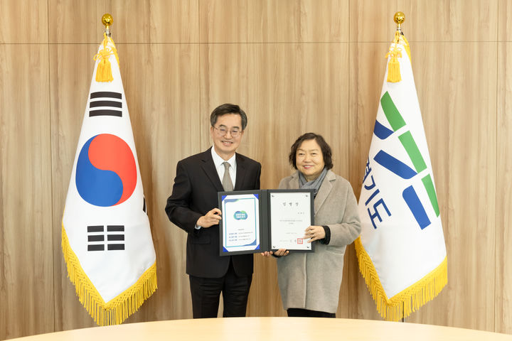 [수원=뉴시스] 김동연 경기도지사와 인재근 경기도경제과학진흥원 신임 이사장이 17일 지사 집무실에서 기념사진을 찍고 있다. (사진=경기도 제공) 2025.01.17. photo@newsis.com *재판매 및 DB 금지