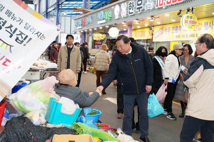 [울산=뉴시스] 울산시 동구는 17일 설을 맞아 남목마성시장과 전하시장에서 김종훈 동구청과 직원들이 전통시장 장보기 행사에 참여하고 있다. (사진=동구 제공) 2025.01.17. photo@newsis.com *재판매 및 DB 금지
