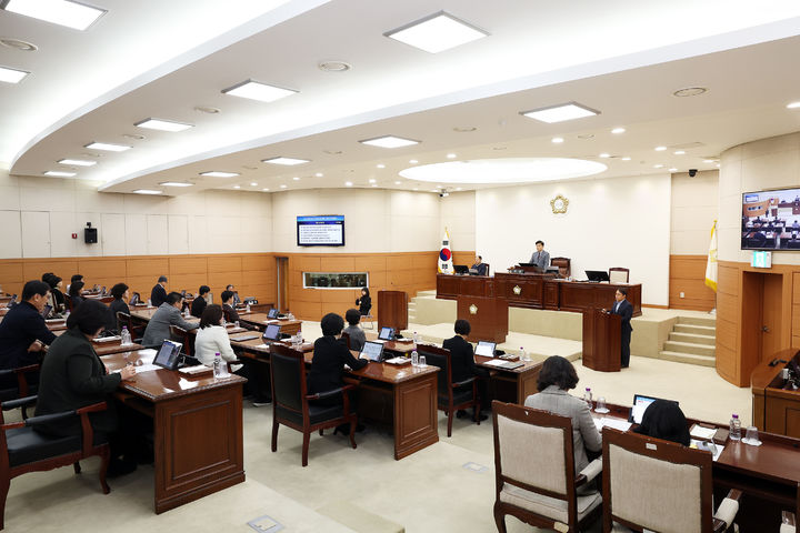 [대전=뉴시스] 조명휘 기자 = 대전 유성구의회가 17일 제275회 임시회를 개회하고 있다. (사진= 유성구의회 제공) 2025.01.17. photo@newsis.com *재판매 및 DB 금지