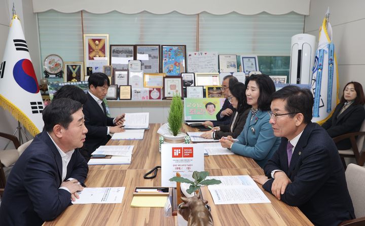 [증평=뉴시스] 16일 충북 증평군청에서 윤건영(오른쪽) 충북도교육감과 이재영(왼쪽) 증평군수가 현안인 송산초등학교 신설과 통학 방안에 대해 논의하고 있다. (사진=충북도교육청 제공) 2025.1.17. photo@newsis.com *재판매 및 DB 금지