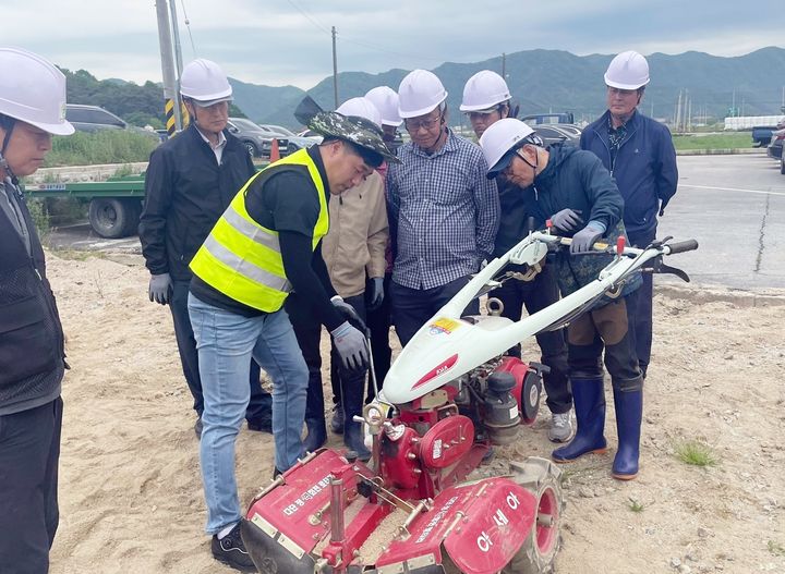 [정읍=뉴시스] 정읍시농업기술센터 직원이 농작업 현장에 나가 농기계 안전사용에 대해 설명하고 있다. *재판매 및 DB 금지