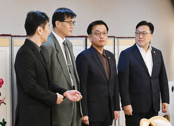 [서울=뉴시스] 최진석 기자 = 최상목 대통령 권한대행 부총리 겸 기획재정부 장관이 17일 서울 세종로 정부서울청사에서 열린 거시경제·금융현안 간담회에서 참석자들과 대화를 나누고 있다. 왼쪽부터 이복현 금감원장, 이창용 한국은행 총재, 최 대통령 권한대행, 김병환 금융위원장. (사진=기획재정부 제공) 2025.01.17. photo@newsis.com *재판매 및 DB 금지