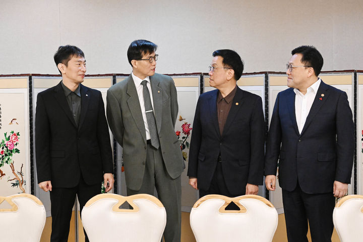 [서울=뉴시스] 최진석 기자 = 최상목 대통령 권한대행 부총리 겸 기획재정부 장관이 17일 서울 세종로 정부서울청사에서 열린 거시경제·금융현안 간담회에서 참석자들과 대화를 나누고 있다. 왼쪽부터 이복현 금감원장, 이창용 한국은행 총재, 최 대통령 권한대행, 김병환 금융위원장. (사진=기획재정부 제공) 2025.01.17. photo@newsis.com *재판매 및 DB 금지