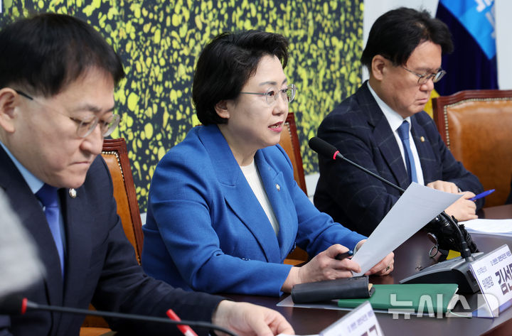 [서울=뉴시스] 조성우 기자 = 김선민(가운데) 조국혁신당 당대표 권한대행이 17일 오전 서울 여의도 국회에서 열린 더 탄탄한 대한민국으로 위원회(탄탄대로) 회의에서 발언하고 있다. 2025.01.17. xconfind@newsis.com