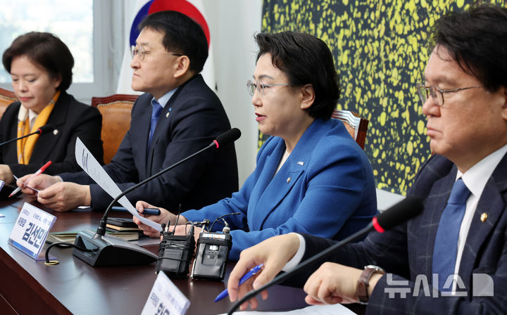 [서울=뉴시스] 조성우 기자 = 김선민(왼쪽 세 번째) 조국혁신당 당대표 권한대행이 17일 오전 서울 여의도 국회에서 열린 더 탄탄한 대한민국으로 위원회(탄탄대로) 회의에서 발언하고 있다. 2025.01.17. xconfind@newsis.com