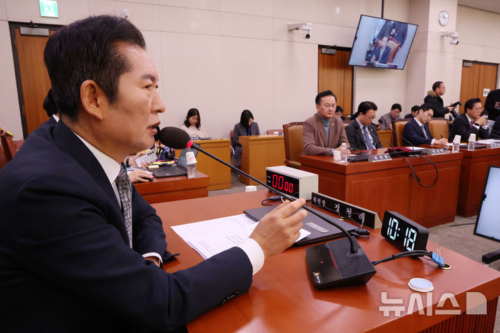 [서울=뉴시스] 조성우 기자 = 17일 오전 서울 여의도 국회에서 열린 법제사법위원회 전체회의에서 정청래 위원장이 발언하고 있다. 2025.01.17. xconfind@newsis.com