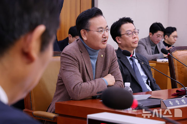 [서울=뉴시스] 조성우 기자 = 17일 오전 서울 여의도 국회에서 열린 법제사법위원회 전체회의에서 유상범 국민의힘 간사가 발언하고 있다. 2025.01.17. xconfind@newsis.com