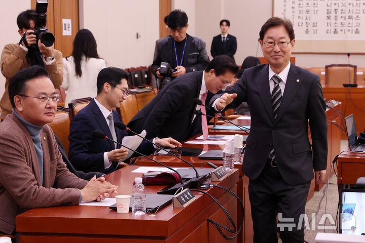 [서울=뉴시스] 조성우 기자 = 17일 오전 서울 여의도 국회에서 열린 법제사법위원회 전체회의에서 박범계(오른쪽) 더불어민주당 간사가 유상범(왼쪽) 국민의힘 간사 등 의원들과 인사를 나눈 뒤 자리로 돌아가고 있다. 2025.01.17. xconfind@newsis.com