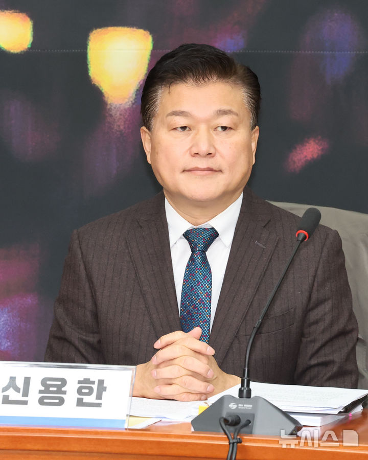 [서울=뉴시스] 권창회 기자 = 더불어민주당 공익보호자 2호 신용한씨가 17일 오전 서울 여의도 국회에서 열린 민주당 권익보호위원회 기자간담회에 자리하고 있다. 2025.01.17. kch0523@newsis.com