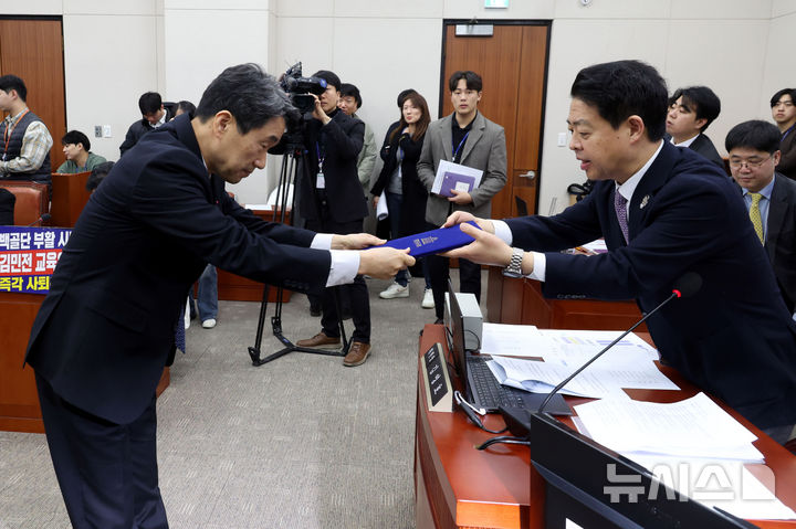 [서울=뉴시스] 조성봉 기자= 이주호 사회부총리 겸 교육부 장관이 지난 17일 오전 서울 여의도 국회 교육위원회에서 열린 AI 디지털교과서 검증 청문회에서 김영호 위원자에에게 선서문을 제출하고 있다. 2025.01.21. suncho21@newsis.com