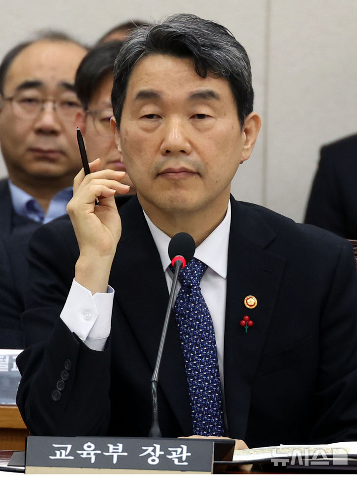 [서울=뉴시스] 조성봉 기자= 이주호 사회부총리 겸 교육부 장관이 17일 오전 서울 여의도 국회 교육위원회에서 열린&nbsp; AI 디지털교과서 검증 청문회에서 의원들의 질의를 경청하고 있다. 2025.01.17. suncho21@newsis.com