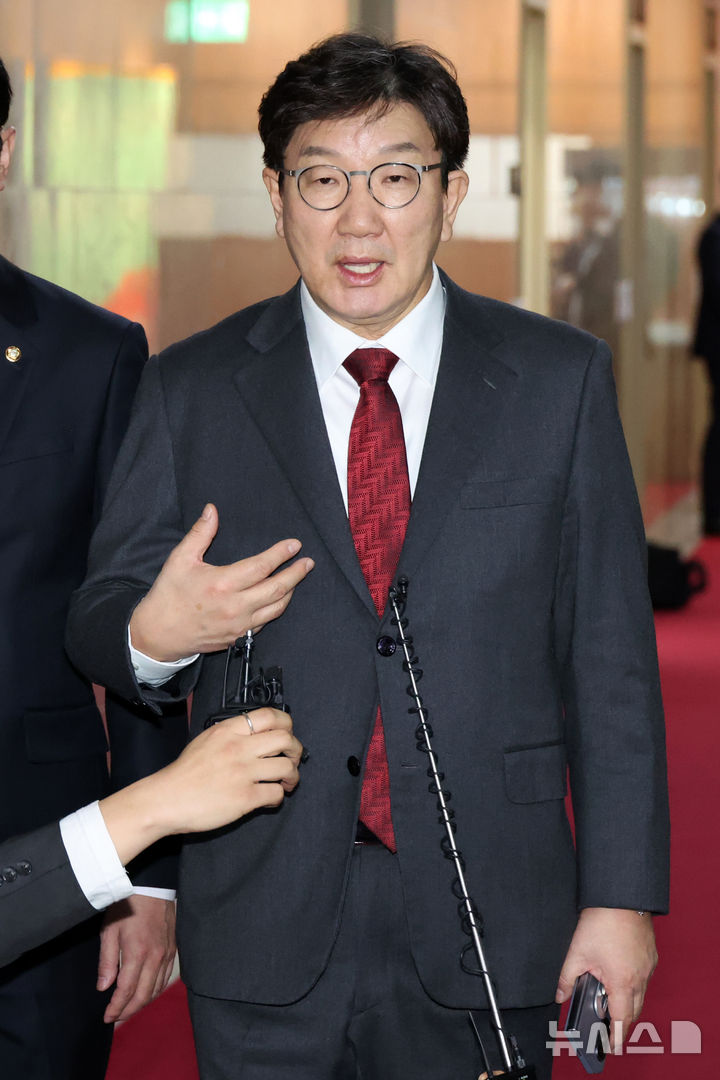 [서울=뉴시스] 조성우 기자 = 권성동 국민의힘 원내대표가 17일 서울 여의도 국회에서 우원식 국회의장 주재 여야 원내대표 회동을 마치고 의장실을 나서고 있다. 2025.01.17. xconfind@newsis.com